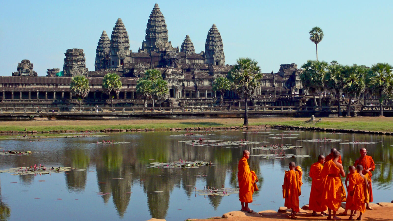 angkor-featurefront-monks-in-front-temple